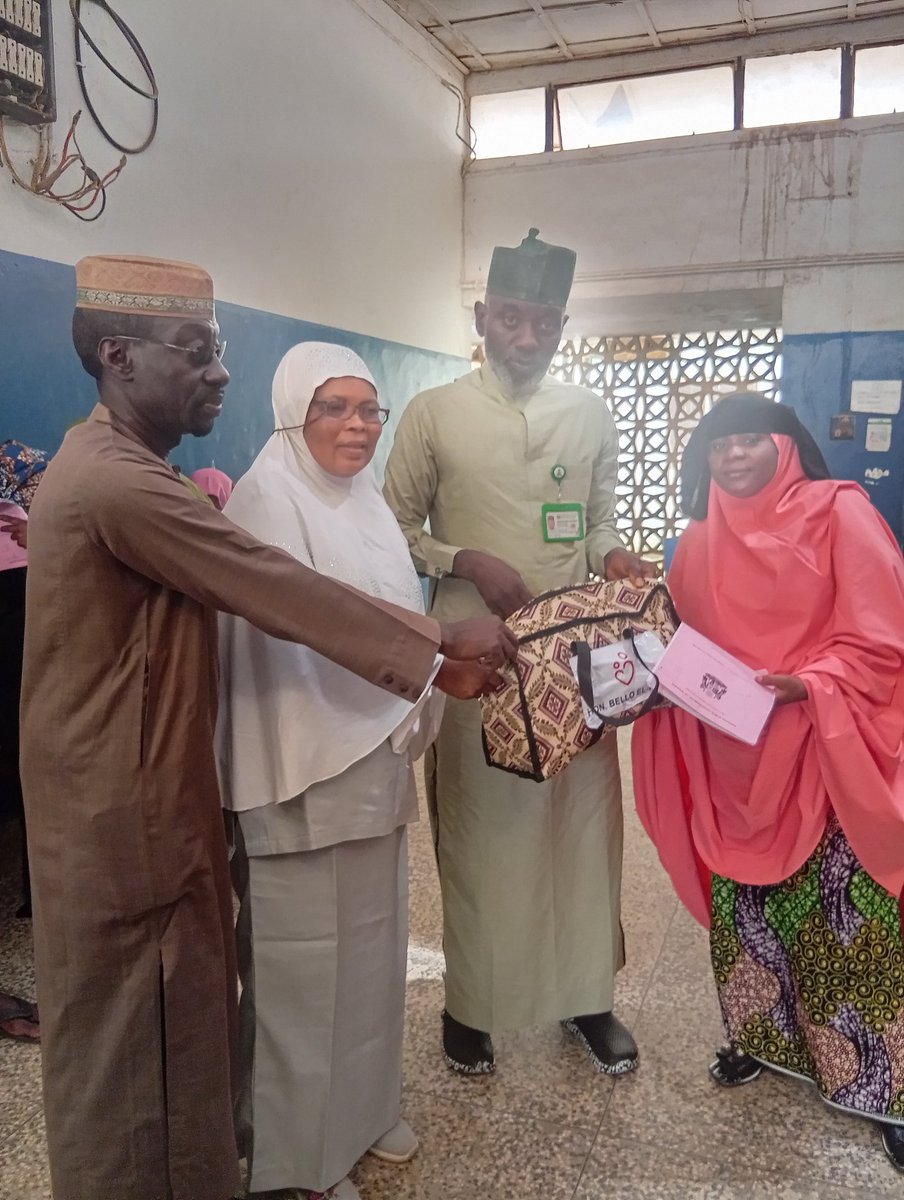 Isiya_shine's tweet photo. Alhammdullih.

Hon Bello El-Rufai Mai Abun ban mamaki 🤔

har MATA  ma masu ciki, sun shaida da wakilcin Hon Bello El'rufai.

Today we give out Mama's kits to some selected beneficiaries at  Zakari Isah PHC  powered by Hon Bello El-Rufai https://t.co/q0BqzLDGNu