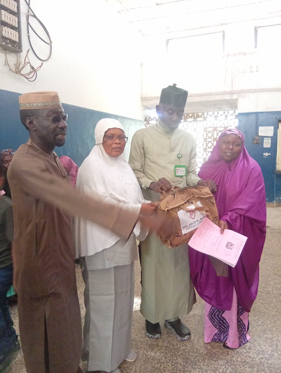 Isiya_shine's tweet photo. Alhammdullih.

Hon Bello El-Rufai Mai Abun ban mamaki 🤔

har MATA  ma masu ciki, sun shaida da wakilcin Hon Bello El'rufai.

Today we give out Mama's kits to some selected beneficiaries at  Zakari Isah PHC  powered by Hon Bello El-Rufai https://t.co/q0BqzLDGNu
