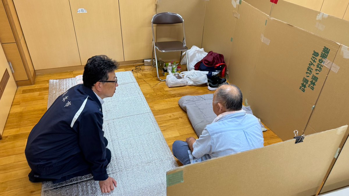 K_Onishi's tweet image. 避難所でお話を伺った高齢男性。一人暮らしで気がついたら増水して身体が布団ごと浮いていたそうです。消防のボートで何とか助け出されたと涙を流してその時の恐怖を語って下さいました。思わず私は背中をさするぐらいしかできず😭一日も早く生活を取り戻せるように全力で寄り添った支援をします！