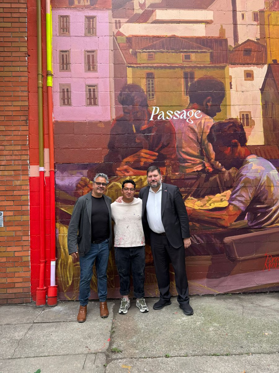 cgchiletoronto's tweet photo. El jueves 31 de julio, el Cónsul General Fernando Morales Godoy asistió a la inauguración del Mural Passage del artista Brother Moises. La iniciativa fue liderada por Rodrigo Ardiles, destacado gestor cultural chileno residente y es última adición del Dundas West Open Air Museum https://t.co/6CZyYU4pxz