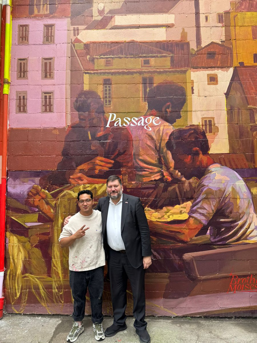cgchiletoronto's tweet photo. El jueves 31 de julio, el Cónsul General Fernando Morales Godoy asistió a la inauguración del Mural Passage del artista Brother Moises. La iniciativa fue liderada por Rodrigo Ardiles, destacado gestor cultural chileno residente y es última adición del Dundas West Open Air Museum https://t.co/6CZyYU4pxz
