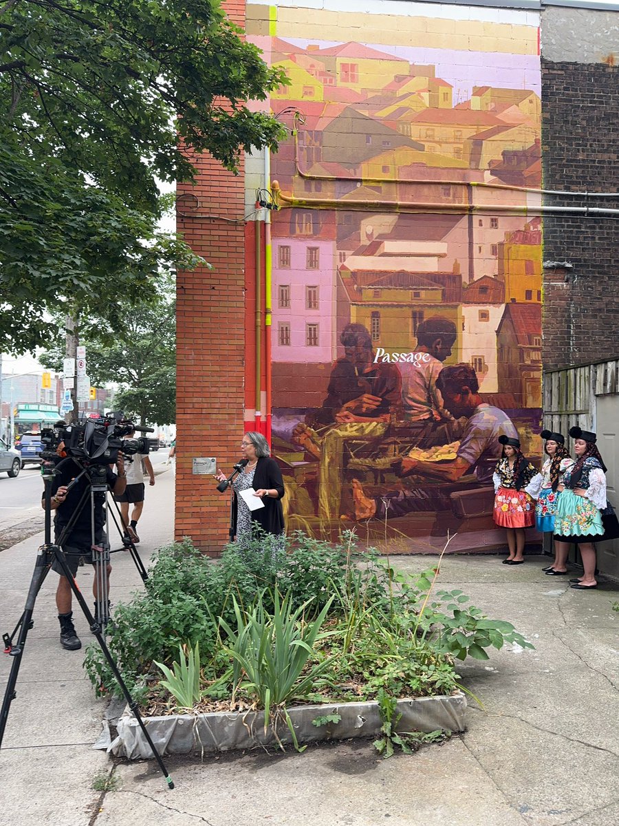 cgchiletoronto's tweet photo. El jueves 31 de julio, el Cónsul General Fernando Morales Godoy asistió a la inauguración del Mural Passage del artista Brother Moises. La iniciativa fue liderada por Rodrigo Ardiles, destacado gestor cultural chileno residente y es última adición del Dundas West Open Air Museum https://t.co/6CZyYU4pxz