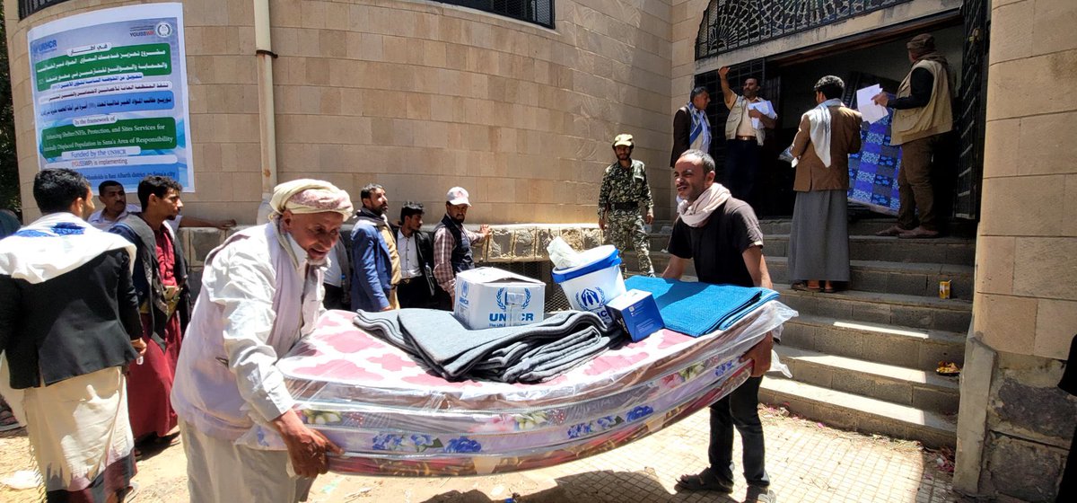 UNHCRYemen's tweet photo. In Sana’a’s urban neighborhoods, 500 displaced families received mattresses, blankets, kitchen sets, solar lamps &amp; more.

Amid rains, these essentials help families stay dry, safe &amp; dignified. https://t.co/DvIc6D0VVo