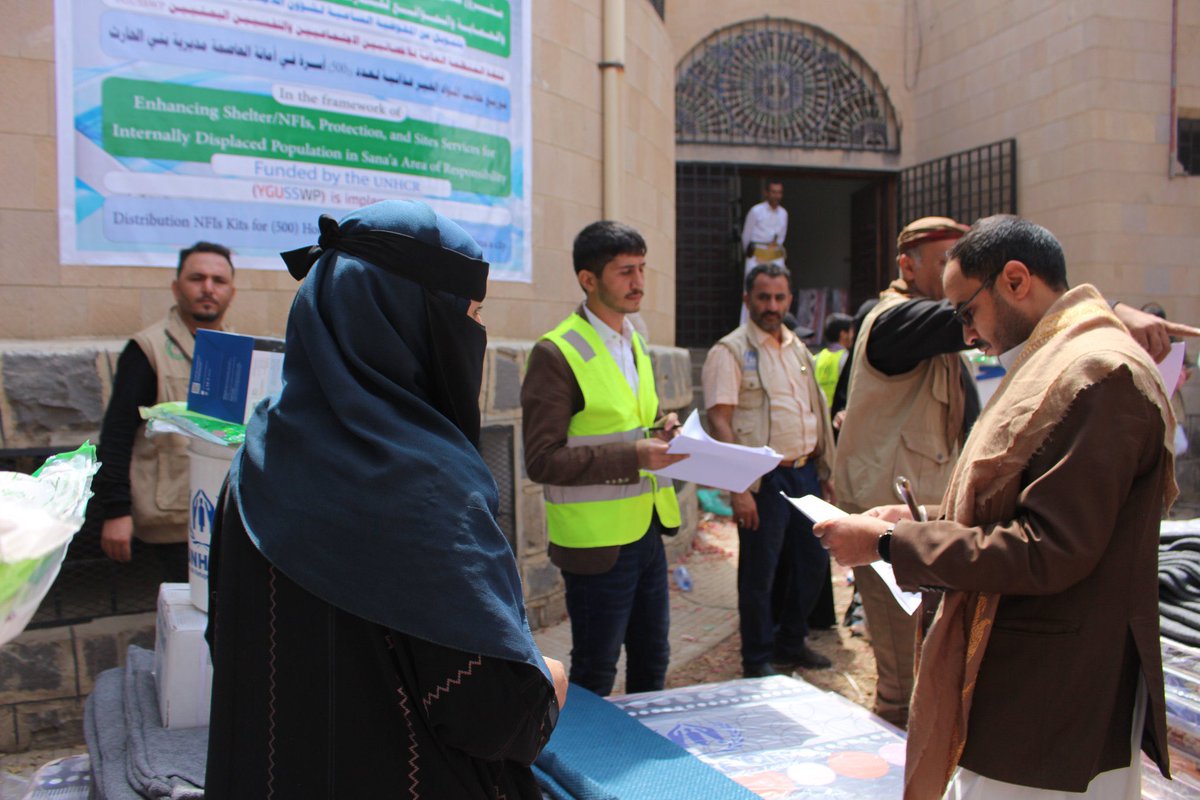 UNHCRYemen's tweet photo. In Sana’a’s urban neighborhoods, 500 displaced families received mattresses, blankets, kitchen sets, solar lamps &amp; more.

Amid rains, these essentials help families stay dry, safe &amp; dignified. https://t.co/DvIc6D0VVo
