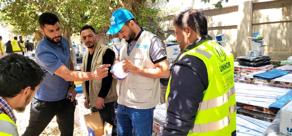 UNHCRYemen's tweet photo. In Sana’a’s urban neighborhoods, 500 displaced families received mattresses, blankets, kitchen sets, solar lamps &amp; more.

Amid rains, these essentials help families stay dry, safe &amp; dignified. https://t.co/DvIc6D0VVo