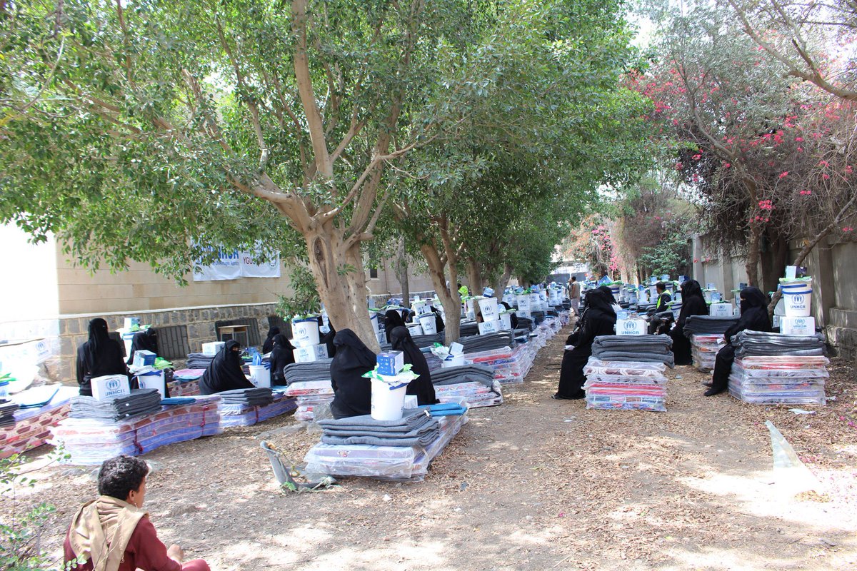 UNHCRYemen's tweet photo. In Sana’a’s urban neighborhoods, 500 displaced families received mattresses, blankets, kitchen sets, solar lamps &amp; more.

Amid rains, these essentials help families stay dry, safe &amp; dignified. https://t.co/DvIc6D0VVo