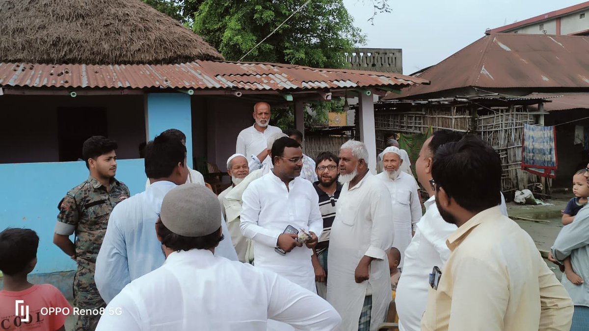 आज डुमरिया गाँव में जनाब हाफ़िज़ शादाब साहेब के मुबारक आवास पर पहुँचकर क्षेत्र के अज़ीज़ लोगों से मुलाक़ात की।

अपनों का हाल-चाल जाना, उनकी परेशानियों को सुना और मसाइल के हल के लिए भरोसा दिलाया।