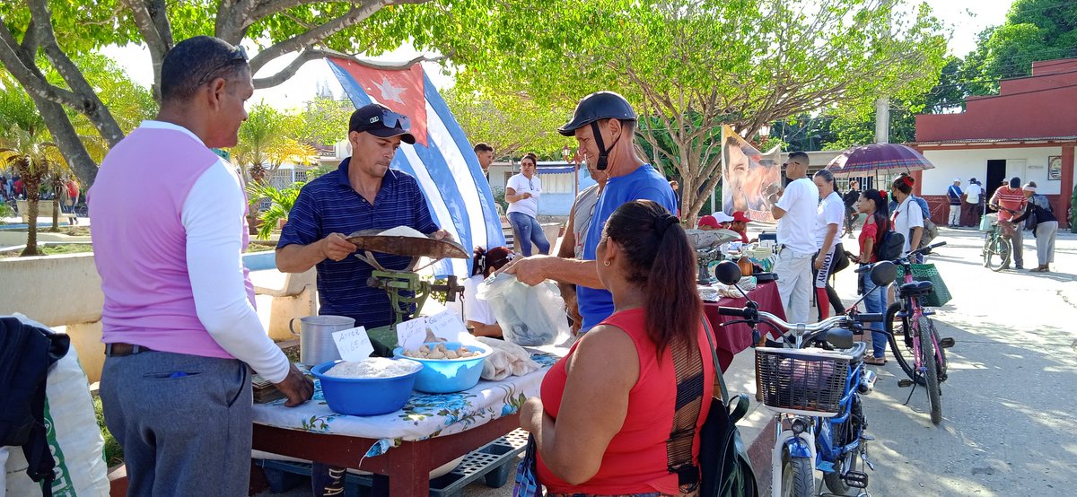 ComunicadoAMPP's tweet photo. #Niquero festeja natalicio de #Fidel.
Música, entretenimiento, alegría, variedad de productos y mucho más se evidencian en el Parque Ricardo de Céspedes en homenaje al 99 cumpleaños del invicto Comandante en Jefe.
#100AñosConFidel
#GranmaConmigoCuenta https://t.co/cjtw3BZ7E3