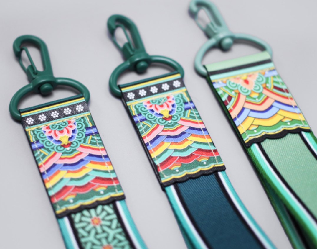 Bukan sekadar gantungan kunci, 
ini 단청 스트랩 키링 (Dancheong Strap Keyring) 💫

Terinspirasi dari motif tradisional Korea yang sarat makna historis &amp; keberuntungan. 

Pegangannya pas di tangan, tapi auranya… berasa eksotis dari jaman Joseon😎