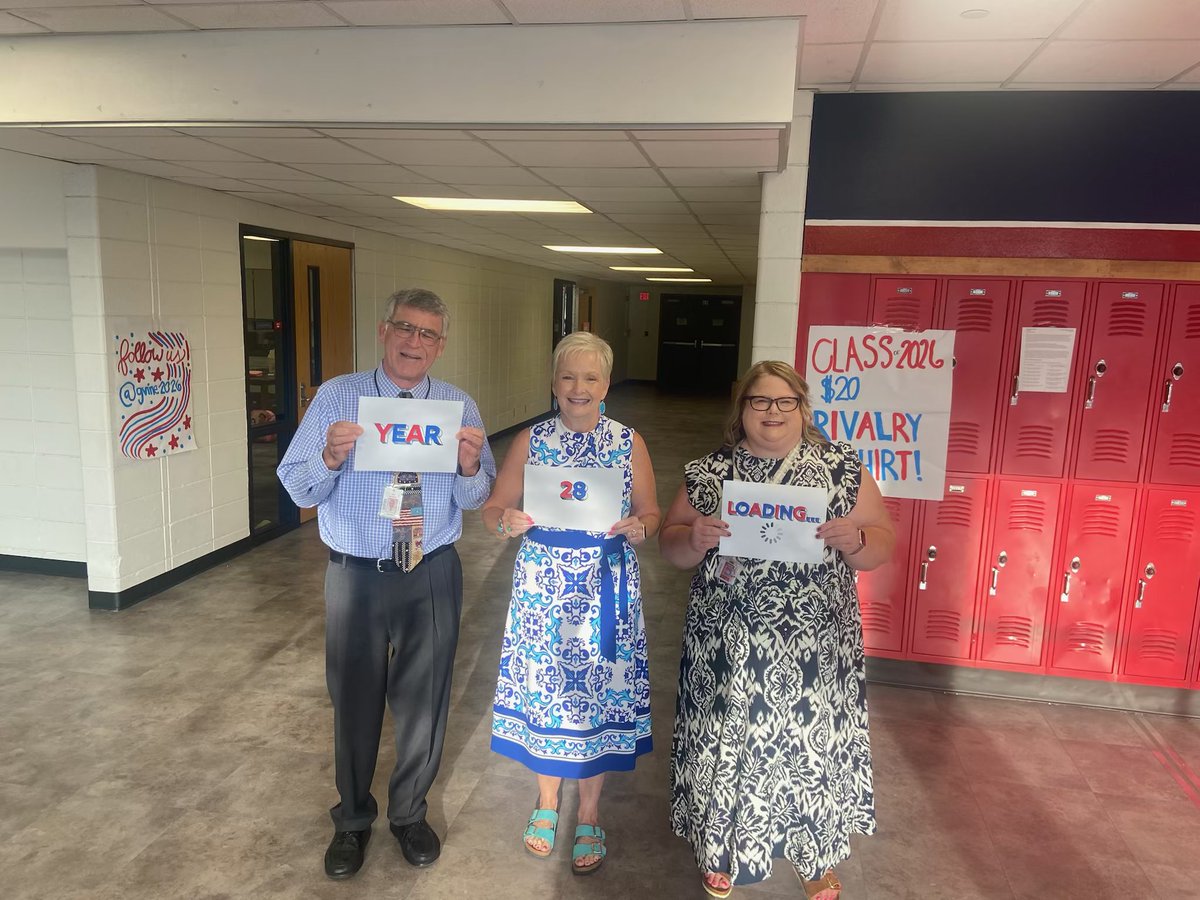 mcconathyghs's tweet photo. When you’re part of a small crew of teachers who are working in their third decade of teaching! #year28loading #rahrahrah @JaneRose50 @AlexFingers7 @GCISD https://t.co/vgW2y4u6Az