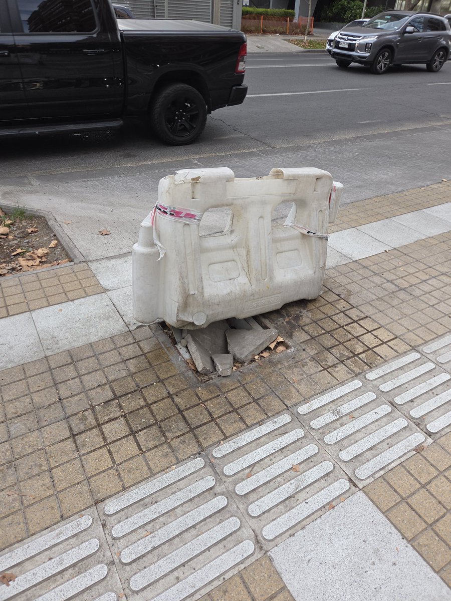 ijruz's tweet photo. @Muni_LasCondes llevamos mas de 3 meses con este hoyo en la vereda frente a cristoval colom 6403, podrian arreglarlo? https://t.co/Egr21yrvTD