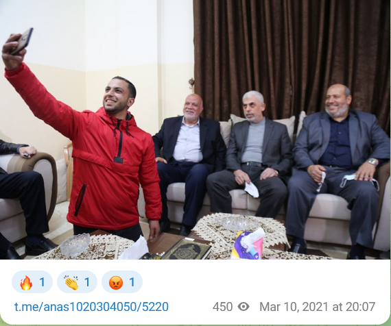 letrucmecanique's tweet photo. @arikouts @Maeelk @MMask1289 @Babar_le_Rhino @Tsahal_IDF @_JaxTelller Mais sur cette photo, il est sur les genoux ? Debout ? C'est super bizarre comme photo. https://t.co/2cwfPbCN1C