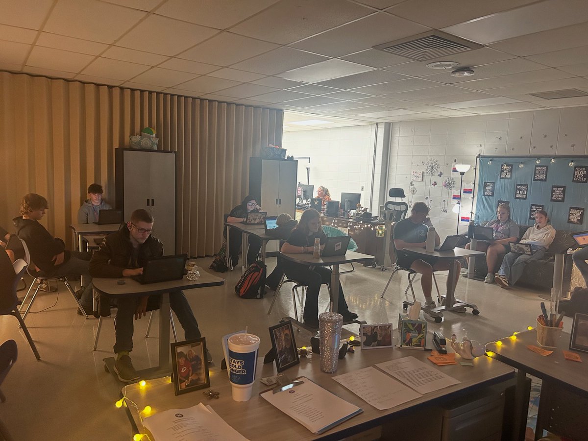 ArtieGradCore40's tweet photo. Hammons kiddos working hard, getting familiar with our new online platform and new space. I’m so proud of our kids for being so  great during all of the changes.  @MSDMartinsville @AwesomeArties https://t.co/KG0OdVdku6