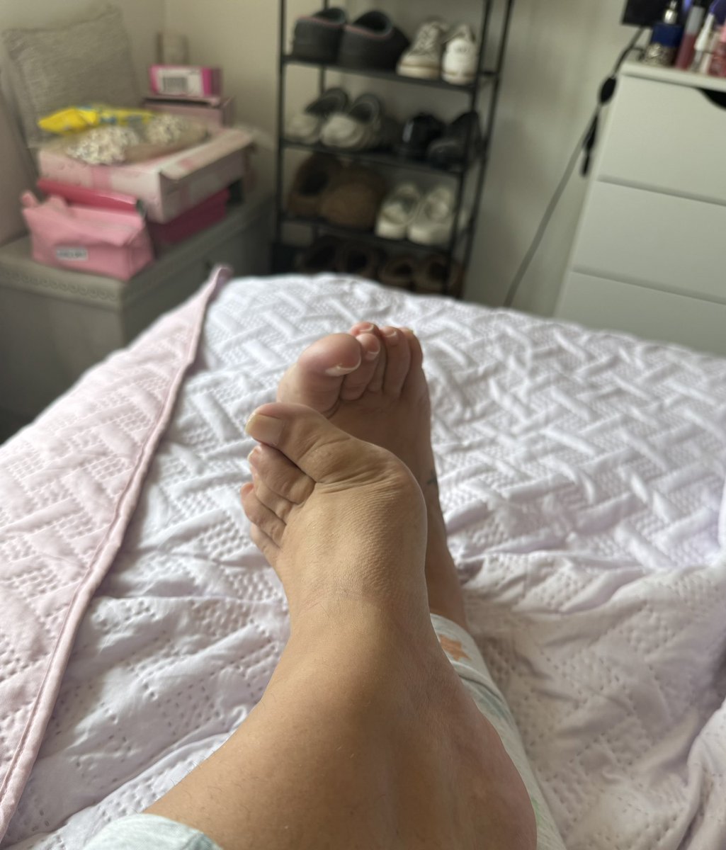 masterashnum1's tweet photo. #relax #getthefeetup #kissmyfeet #suckmytoes #paypiggy #piggypay #feetfetısh #feetpics https://t.co/3scCiUYmwE