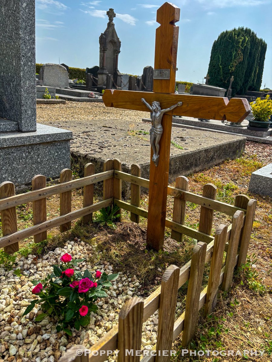 The work is now finished to Joseph Boussu’s grave. As you can see from the first photo, no one had looked after his grave for a long time. Today it’s been completely overhauled; a new cross, and a new plaque. A grave befitting for Joseph, “Mort Pour La France”.
#ww1 #1gm #somme