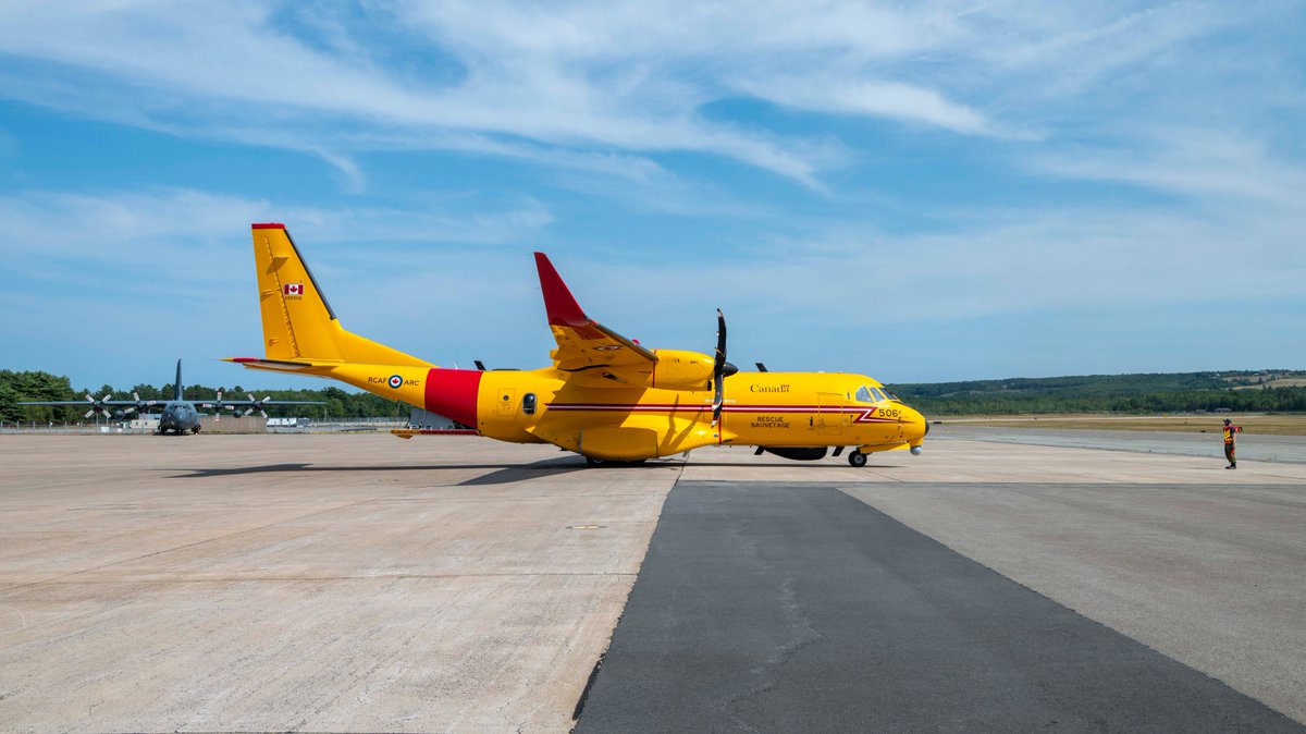 ARC_RCAF's tweet photo. Bienvenue à la 14e Escadre Greenwood, Kingfisher! Le CC-295, le nouvel avion #SAR à voilure fixe du Canada, est arrivé. Le #413esc poursuit son entraînement pour être prêt à entreprendre des missions en 2026, renforçant ainsi la capacité de #SAR du Canada. https://t.co/K9WaWFVaka