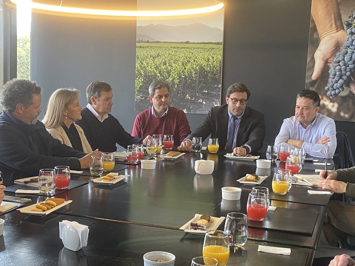 Nos reunimos con viñateros de Isla de Maipo, el alcalde de la comuna, Juan Pablo Olave, Seremi de Economía, Cristian Rodríguez y director regional de Sence, Alejandro Fernández para promover la asociatividad vitivinícola y enoturismo en esta zona