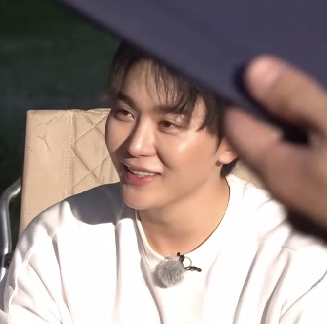 kwansources's tweet photo. how the sun hits his features... so pretty https://t.co/ZGigwdH6Cp