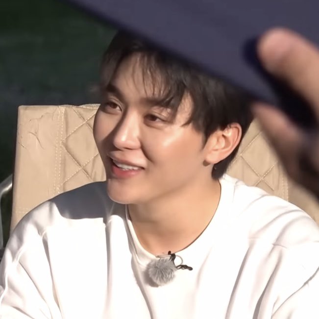 kwansources's tweet photo. how the sun hits his features... so pretty https://t.co/ZGigwdH6Cp
