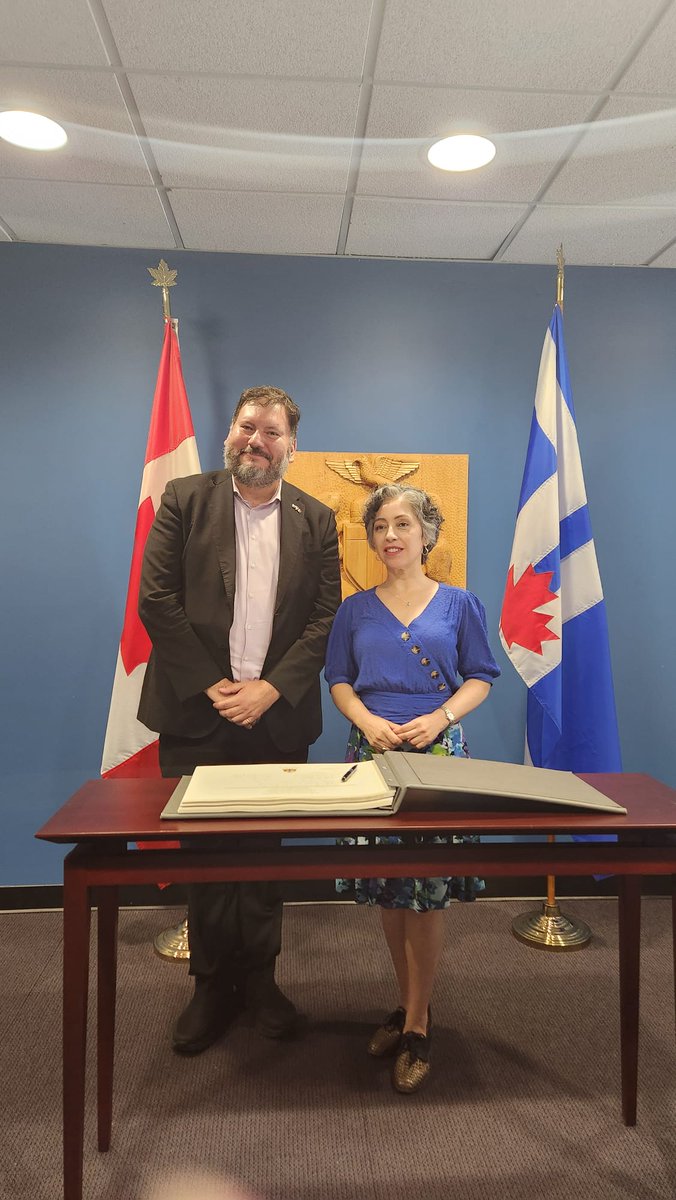 cgchiletoronto's tweet photo. El Cónsul General Fernando Morales Godoy visitó a la Concejala Alejandra Bravo.  Se abordaron temas de interés para nuestra comunidad. Asimismo se le hizo entrega de un ejemplar del libro Cielo Mar y Tierra con ocasión del 80 aniversario del Premio Nobel de Gabriela Mistral. https://t.co/kliHJr5nDC