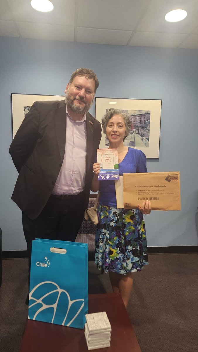 cgchiletoronto's tweet photo. El Cónsul General Fernando Morales Godoy visitó a la Concejala Alejandra Bravo.  Se abordaron temas de interés para nuestra comunidad. Asimismo se le hizo entrega de un ejemplar del libro Cielo Mar y Tierra con ocasión del 80 aniversario del Premio Nobel de Gabriela Mistral. https://t.co/kliHJr5nDC