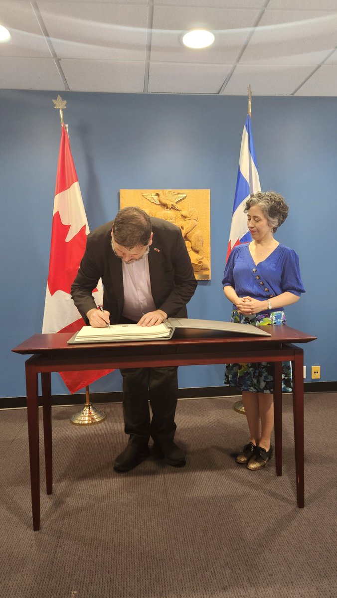 cgchiletoronto's tweet photo. El Cónsul General Fernando Morales Godoy visitó a la Concejala Alejandra Bravo.  Se abordaron temas de interés para nuestra comunidad. Asimismo se le hizo entrega de un ejemplar del libro Cielo Mar y Tierra con ocasión del 80 aniversario del Premio Nobel de Gabriela Mistral. https://t.co/kliHJr5nDC