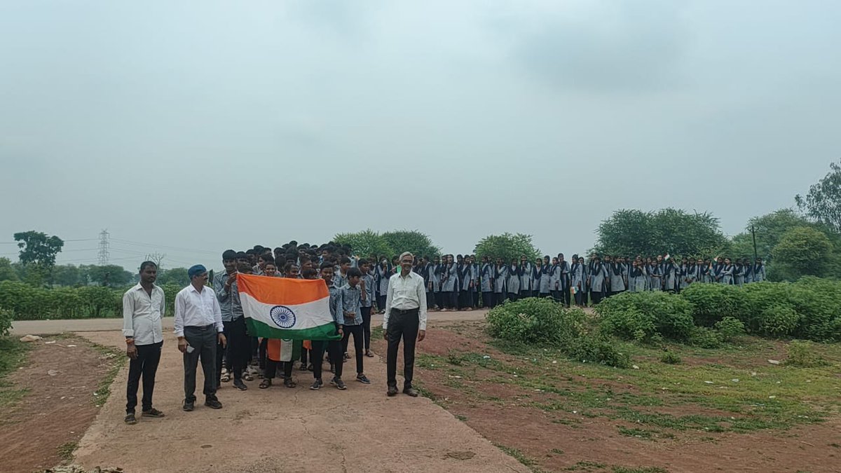 jjm_mungeli's tweet image. ग्राम पंचायत बदरा ठा
ब्लॉक पथरिया 
हर घर तिरंगा हर घर स्वच्छता अभियान के तहत ग्राम जल स्वच्छता समिति के सदस्यों साथ ही स्कूल आंगनबाड़ी के बच्चों के साथ जागरूकता के प्रति रैली का आयोजन किया गया तथा स्वच्छता के प्रति शपथ दिलाई गई।