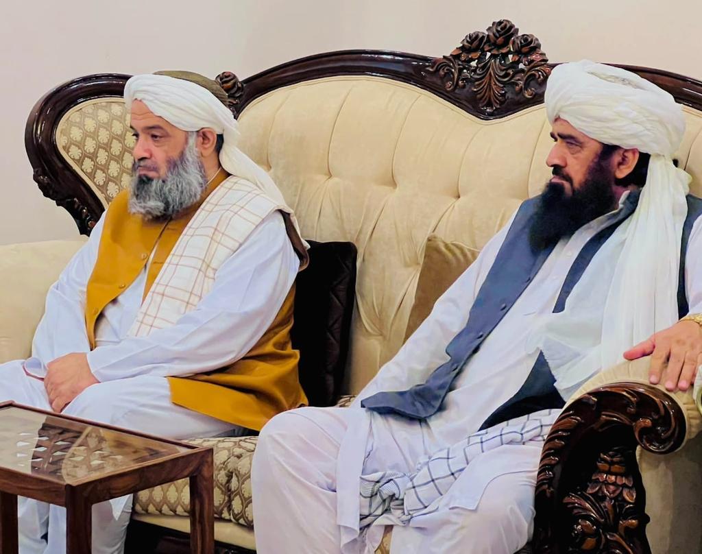 عوامی نیشنل پارٹی کے مرکزی صدر سینیٹر ایمل ولی خان کا 
قائد جمعیت حضرت مولانا فضل الرحمن صاحب کے رہائش گاہ آمد سنیٹر ایمل ولی خان کا قائد جمعیت حضرت مولانا فضل الرحمان صاحب کو 17 اگست اسلام آباد میں منعقدہ آل پارٹیز کانفرنس میں شرکت کی دعوت دی