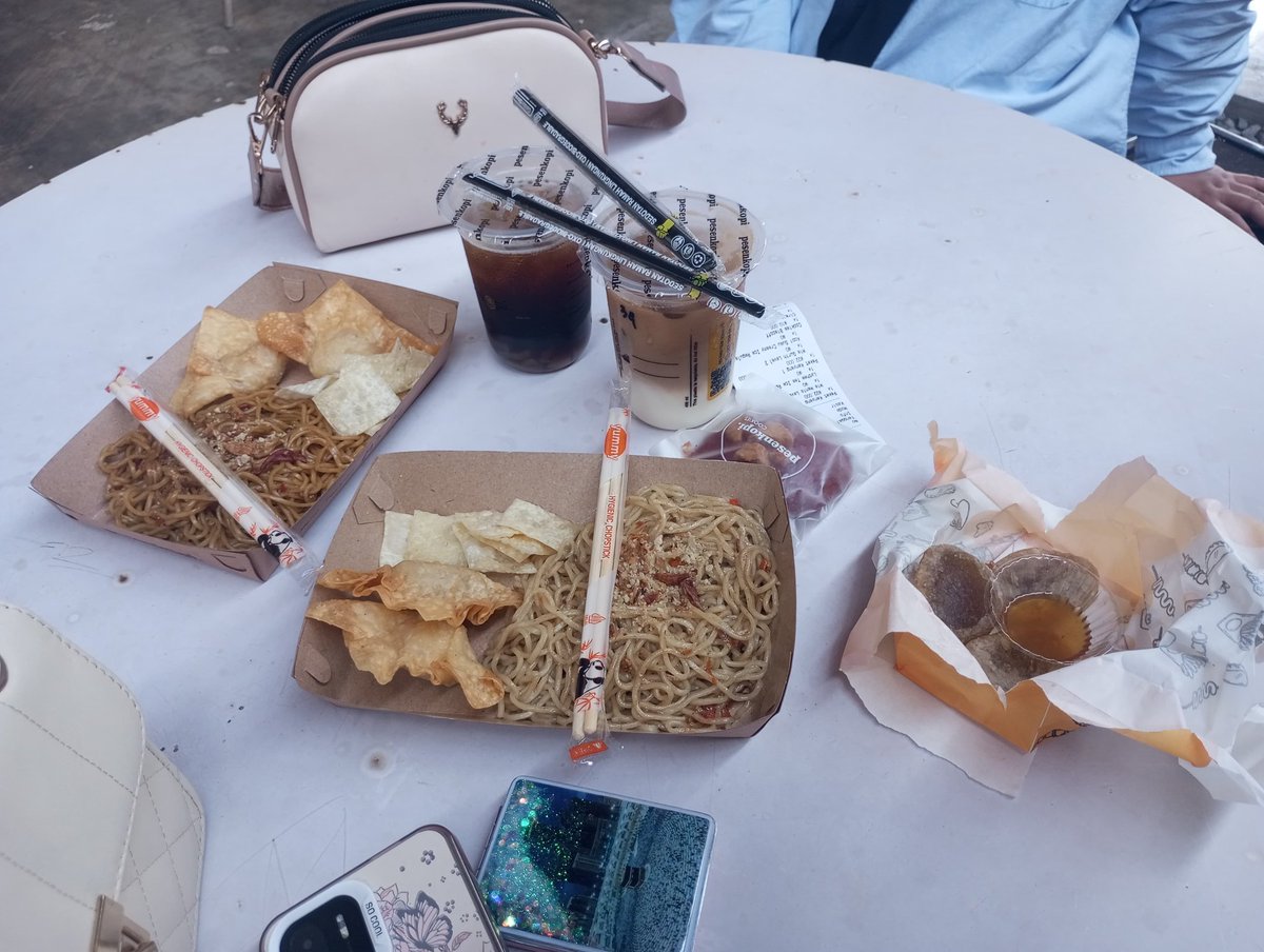 huangxRchell's tweet photo. Yey ke Jombang lagi ma my bestie today obrolanya mindful bgt dah kek podcast yg isinya daging pol🥰 https://t.co/rQEApiiHHG