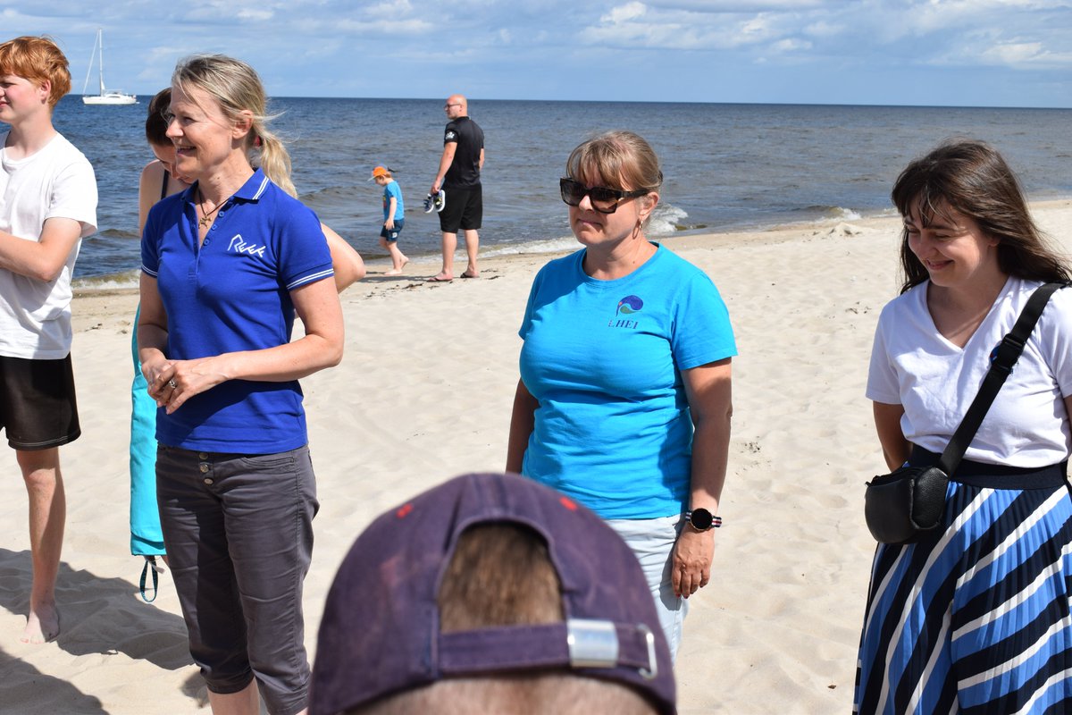 ProjektsReef's tweet image. 12. augustā, saulainā pēcpusdienā, Klapkalnciema pludmalē notika jūras izpētes nodarbība Jaunajiem reindžeriem, kopā ar LIFE REEF projekta ekspertiem. Aizraujošo nodarbību vadīja Latvijas Hidroekoloģijas institūta vadošā pētniece Solvita Strāķe.