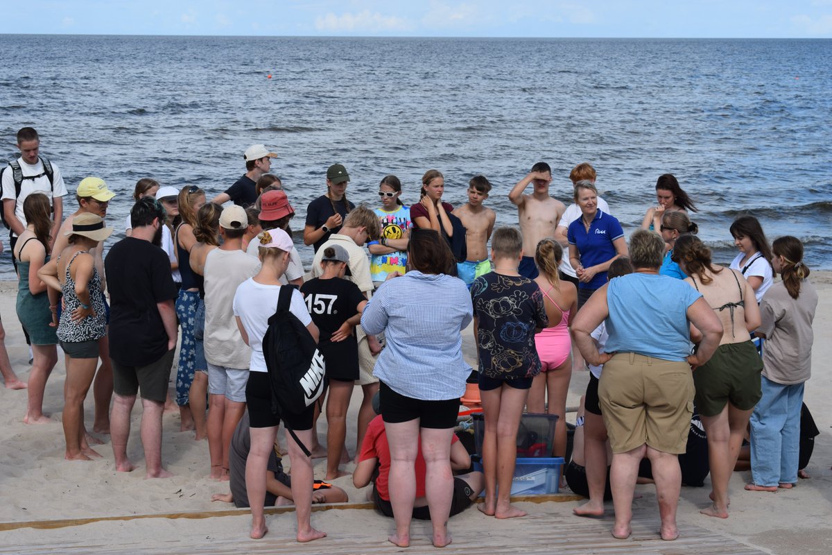 ProjektsReef's tweet image. 12. augustā, saulainā pēcpusdienā, Klapkalnciema pludmalē notika jūras izpētes nodarbība Jaunajiem reindžeriem, kopā ar LIFE REEF projekta ekspertiem. Aizraujošo nodarbību vadīja Latvijas Hidroekoloģijas institūta vadošā pētniece Solvita Strāķe.