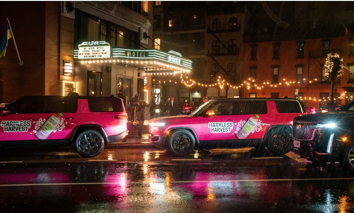 goodtrafficooh's tweet photo. 29 cars.
3 cities.
62 million impressions
Trunkloads of organic sparkling coconut water.

Harmless Harvest hacked New Year’s Eve with a clever bit of guerrilla marketing. Their fleet of wrapped cars swarmed famous party locations in NYC, LA, and Miami over the holiday, grabbing the attention of passengers who came for a ride home — but stayed for the free organic sparkling coconut water.

Ft: @HarmlessHarvest + #Mekanism

#ooh #oohadvertising #transitOOH