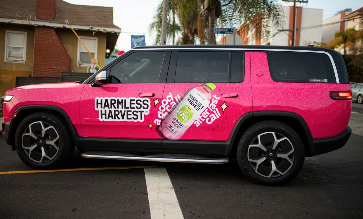 goodtrafficooh's tweet photo. 29 cars.
3 cities.
62 million impressions
Trunkloads of organic sparkling coconut water.

Harmless Harvest hacked New Year’s Eve with a clever bit of guerrilla marketing. Their fleet of wrapped cars swarmed famous party locations in NYC, LA, and Miami over the holiday, grabbing the attention of passengers who came for a ride home — but stayed for the free organic sparkling coconut water.

Ft: @HarmlessHarvest + #Mekanism

#ooh #oohadvertising #transitOOH