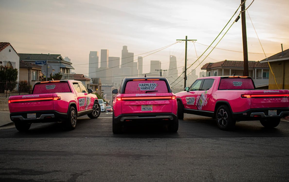 goodtrafficooh's tweet photo. 29 cars.
3 cities.
62 million impressions
Trunkloads of organic sparkling coconut water.

Harmless Harvest hacked New Year’s Eve with a clever bit of guerrilla marketing. Their fleet of wrapped cars swarmed famous party locations in NYC, LA, and Miami over the holiday, grabbing the attention of passengers who came for a ride home — but stayed for the free organic sparkling coconut water.

Ft: @HarmlessHarvest + #Mekanism

#ooh #oohadvertising #transitOOH