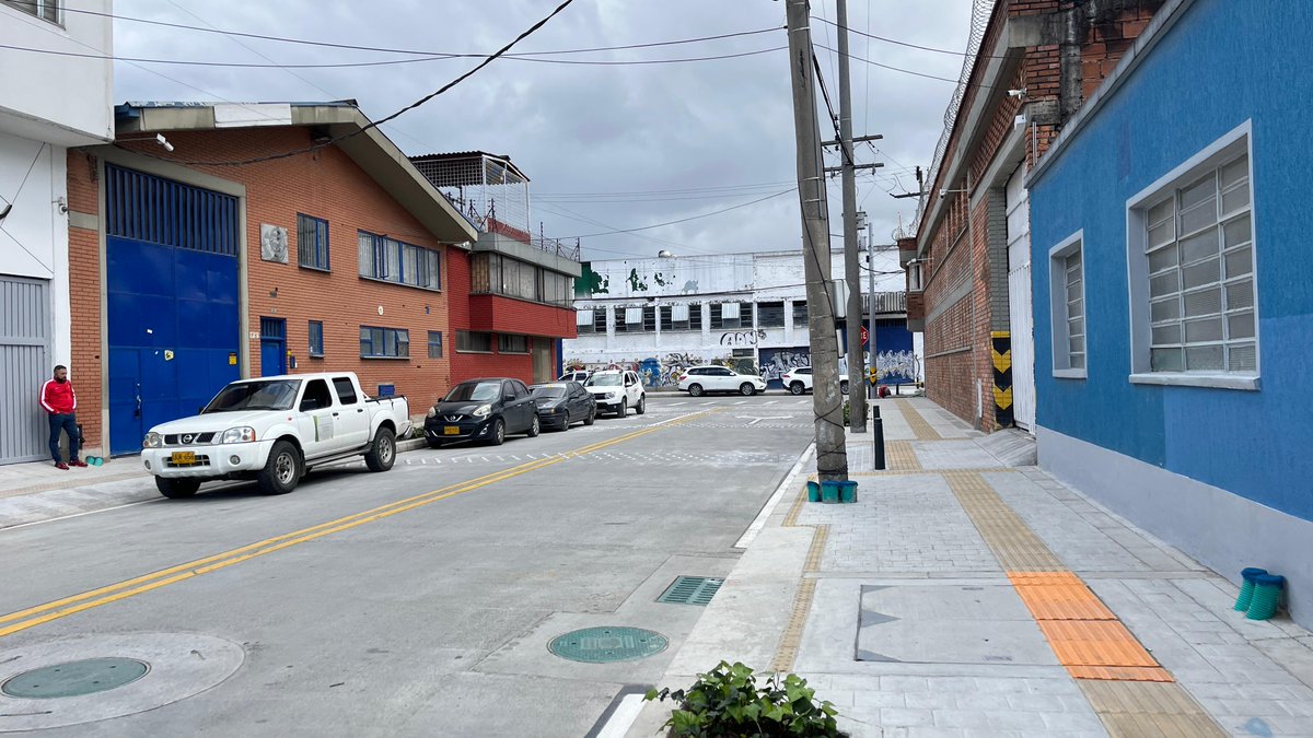 Le ponemos la lupa a los avances en intervenciones de malla vial que se realizan en #PuenteAranda.

Recorremos el grupo 4 de obras, donde se registra una ejecución del 4⃣7⃣%.

Desde nuestra entidad continúa el seguimiento a su buen uso de recursos.

#TuContraloríaEnAcción