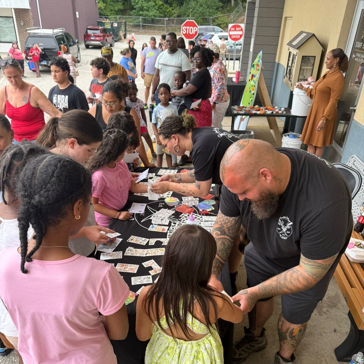 🎉✨ 𝐂𝐞𝐥𝐞𝐛𝐫𝐚𝐭𝐢𝐧𝐠 𝐜𝐨𝐦𝐦𝐮𝐧𝐢𝐭𝐲 𝐦𝐨𝐦𝐞𝐧𝐭𝐬 𝐢𝐧 𝐍𝐨𝐫𝐰𝐢𝐜𝐡! 🏦 Ribbon cutting at Chelsea Groton Bank 💛 Welcome from Mystic Chamber 🎒 Visit to NPS LOFT 📚 Back-to-school event serving 600+ families 🙌
📲 facebook.com/groups/8024943…
#𝐋𝐄𝐀𝐃𝐌𝐨𝐬𝐚𝐢𝐜