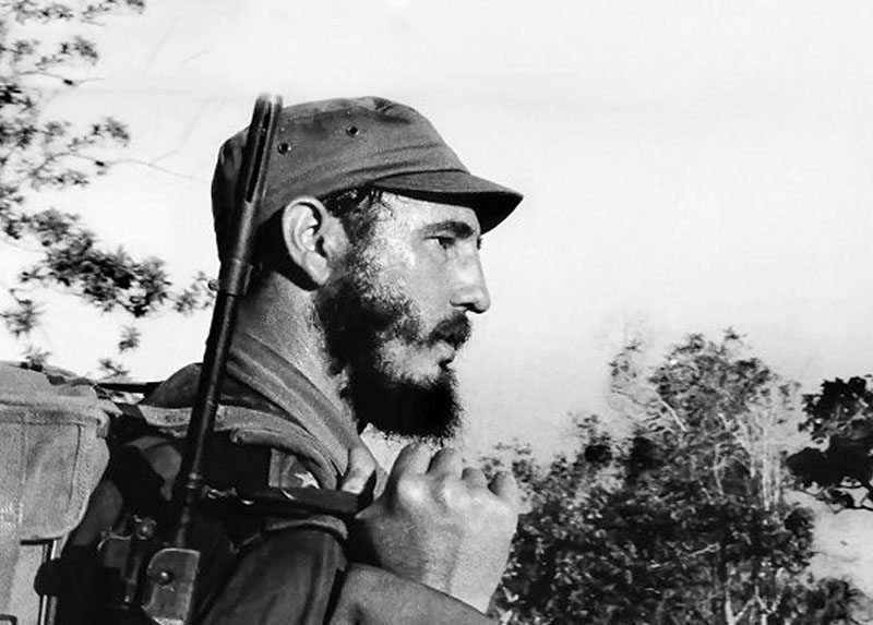 Sobre sus hombros, la esperanza
A las 2:00 a. m., como si de algún modo la  energía universal emitiera su primer discurso sobre el niño, nació en  Birán Fidel Alejandro Castro Ruz, el 13 de agosto de 1926.