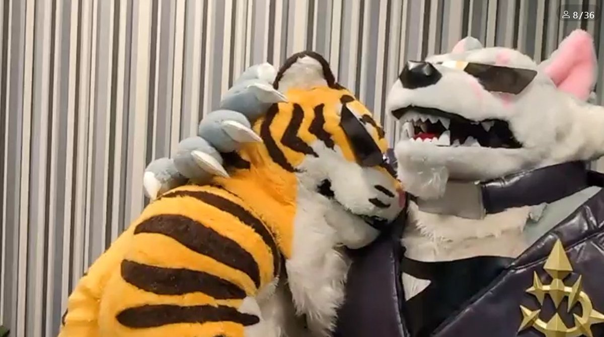 我好喜歡今晚 こんがり鮭さん  Twitcast 直播的抱抱畫面