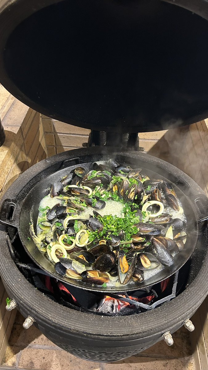 #AutopistaJamónPalta como no le van a gustar los choritos al vapor a Alvaro!!