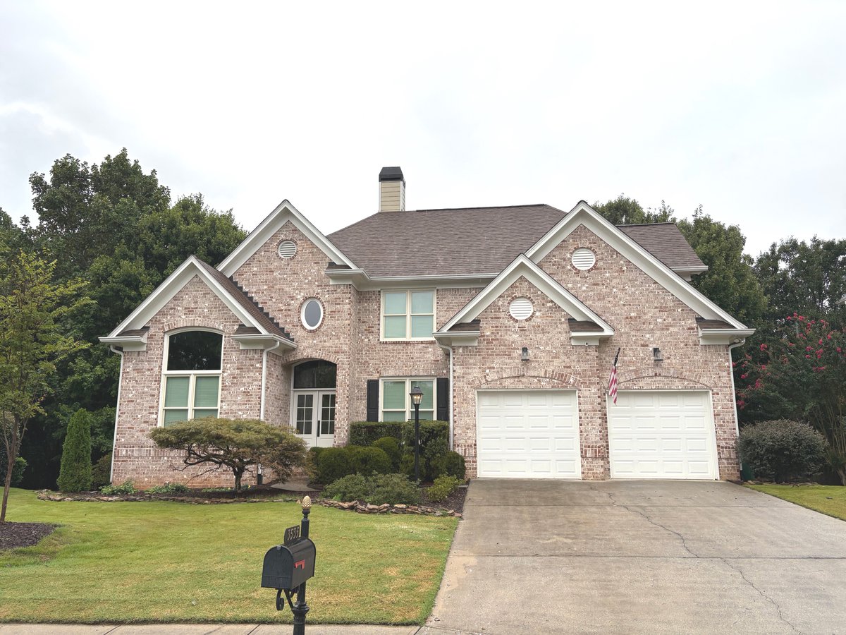 NGWindows's tweet image. From traditional to timeless! This Norcross home got a serious upgrade with new @infinity_marvin windows in a soft Sierra finish. Window grids? Gone for good! 

#windowreplacement #infinityfrommarvin #fiberglasswindows