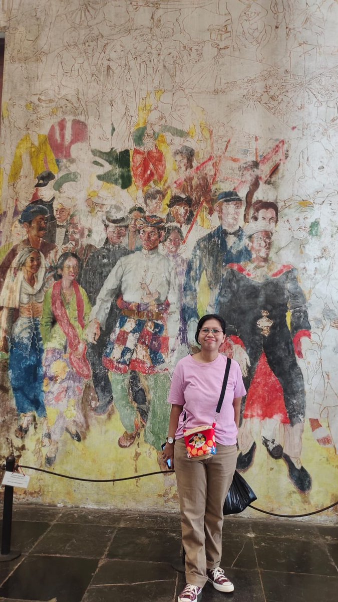 Setiap kali mengisi acara buku saya, selalu ada pertanyaan pesan-pesan apa yang ingin saya sampaikan. Jawaban saya selalu sama ... "Pesan saya, belilah buku saya." 😂

Maaf, maaf, memang saya tak kunjung menemukan jawaban yang memukau ketika menjawab pertanyaan seperti itu.