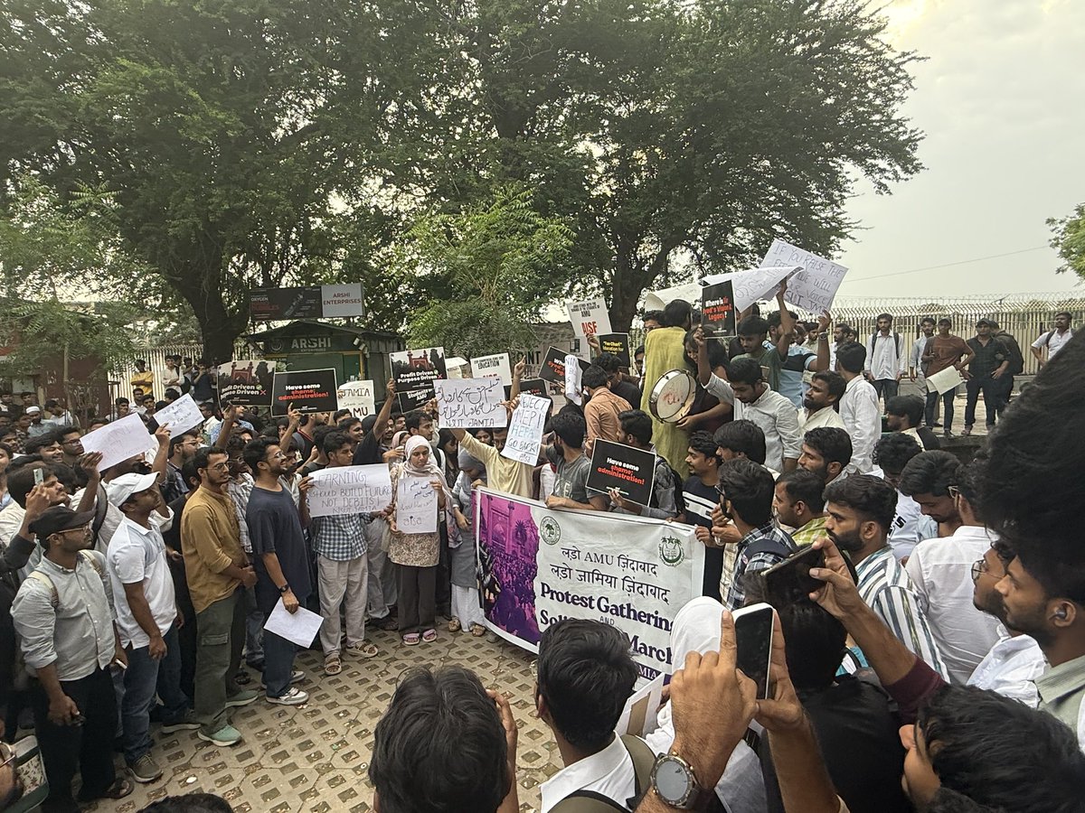 jameelwecan's tweet photo. AIMIM Student Wing aur Jamia ke sabhi student organisations ne milkar #AMU ke fee hike ke khilaf Jamia campus me ek zabardast protest kiya. Ye sangharsh sirf ek university ka nahi, balki poore talba ke haq aur taleem ke mustaqbil ka hai. #NoToFeeHike #StandWithAMU”
@asadowaisi
@aimim_national