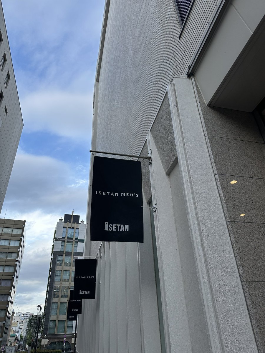 kencro1304's tweet photo. 店員さんに、トム・クルーズが着てる革ジャンありますか？と聞いたら、あの革ジャンですね！と😆
昨年のパリOlympic閉会式後に即完売。今年もその流れとファイナルレコニング効果で売れまくってるとのこと。
ラルフローレンのミネラルウォーター美味しかった👍✨

#RRL
#ダブルアールエル
#DoubleRL https://t.co/nBvUYW4vJL