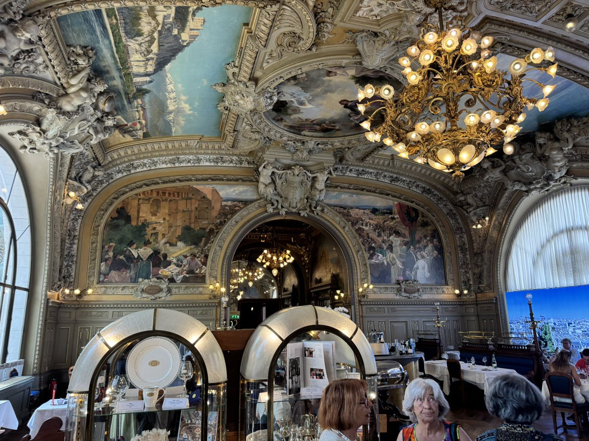 megaBIGBOY48's tweet photo. リヨン駅構内のフレンチ
#Paris
#TRAINBLEU
#LYON https://t.co/RU4A7nagIh