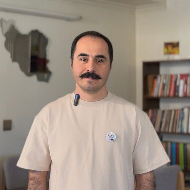 NEUES VERFAHREN 
GEGEN HOSSEIN RONAGHI

Aktuell (August 2025):
Hossein Ronaghi, iranischer politischer Aktivist und ehemaliger politischer Gefangener, sieht sich einem neuen Verfahren gegenüber. Die Kultur- und Medienstaatsanwaltschaft Teheran wirft ihm vor:
•Unterstützung