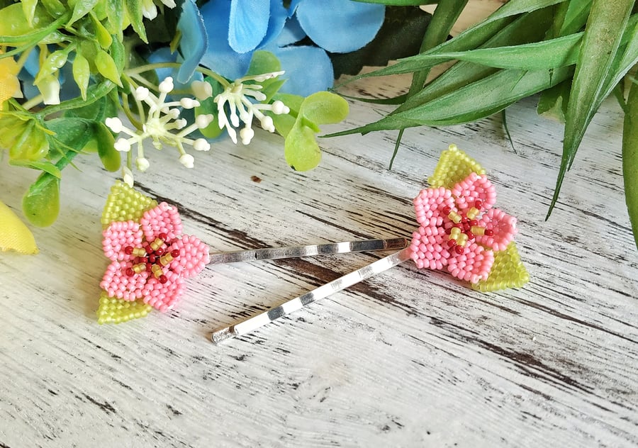 Cherry blossoms are a lovely, subtle way to brighten up an up do, whatever the occasion!

folksy.com/items/8512206-…

#summerhair #flowers #haircare #handmade #firsttmaster
