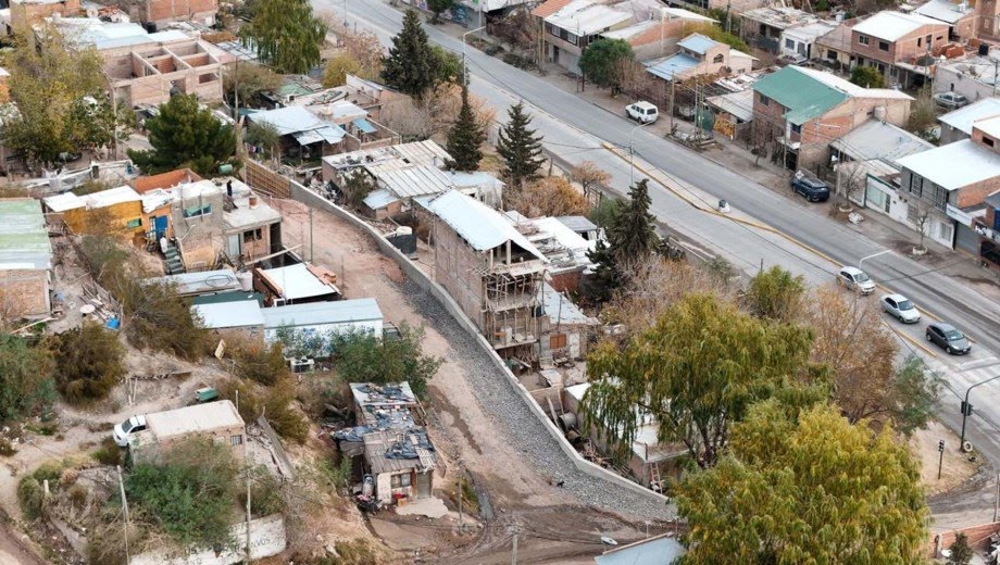 ¡Que alegría ver que la obra de agua potable llegó al sector Auka Mawida en #NeuquénCapital! Una gestión que se inició junto a los vecinos/as a través de #RelacionesInstitucionales de la <a href="/munineuquen/">Neuquén Capital</a> y que hoy es una realidad para todas las familias del sector.💧
¡Felicidades!