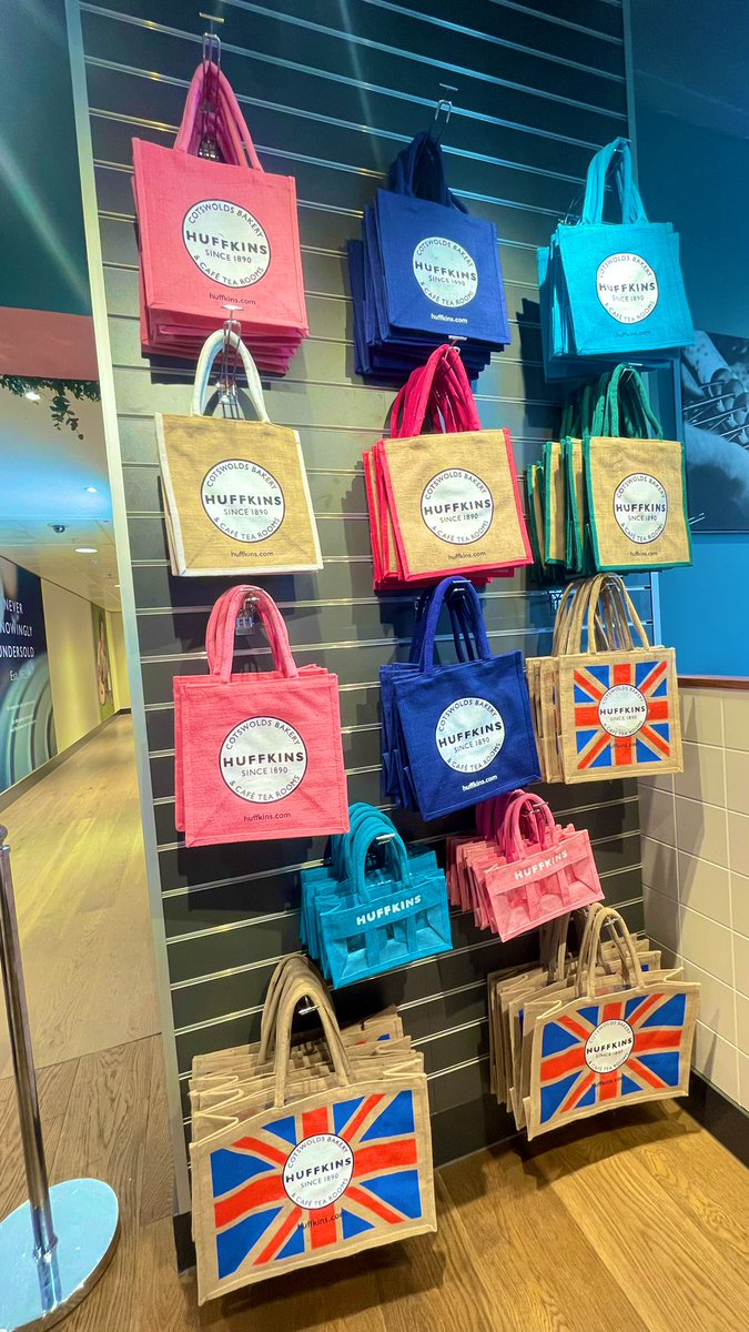 JET_STREAM_773's tweet photo. スコーン食べに行ったら
可愛いギターぬい見つけたー❤️
#HUFFKINS
#London🇬🇧 https://t.co/aEffhILsek