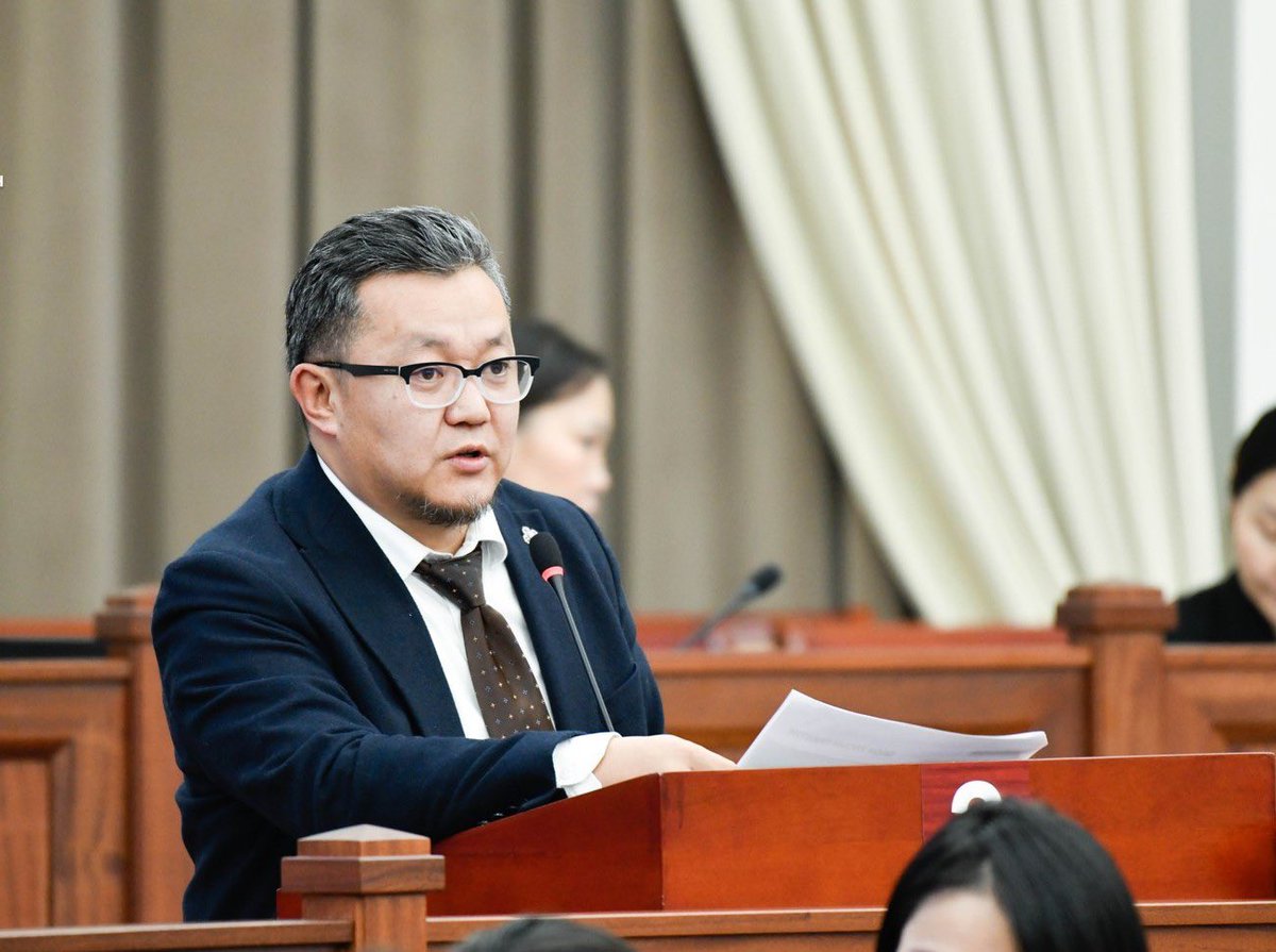 Энэ жил өөр яах юм гэж загнаж байгаад Хятадаас шахмал түлш авч ирэх юм байх, уг нь Монголд шигшээд ашиглах сайн чанарын бэлэн нүүрс бишгүй л байна. За тэгээд Хятадаас авч ирэх шахмал түлшээ хоногт тэдэн кг гэж тоогоор хязгаарлаж өгнө. Хүмүүс жаахан даарна байх, тэрийг тоохгүй нь