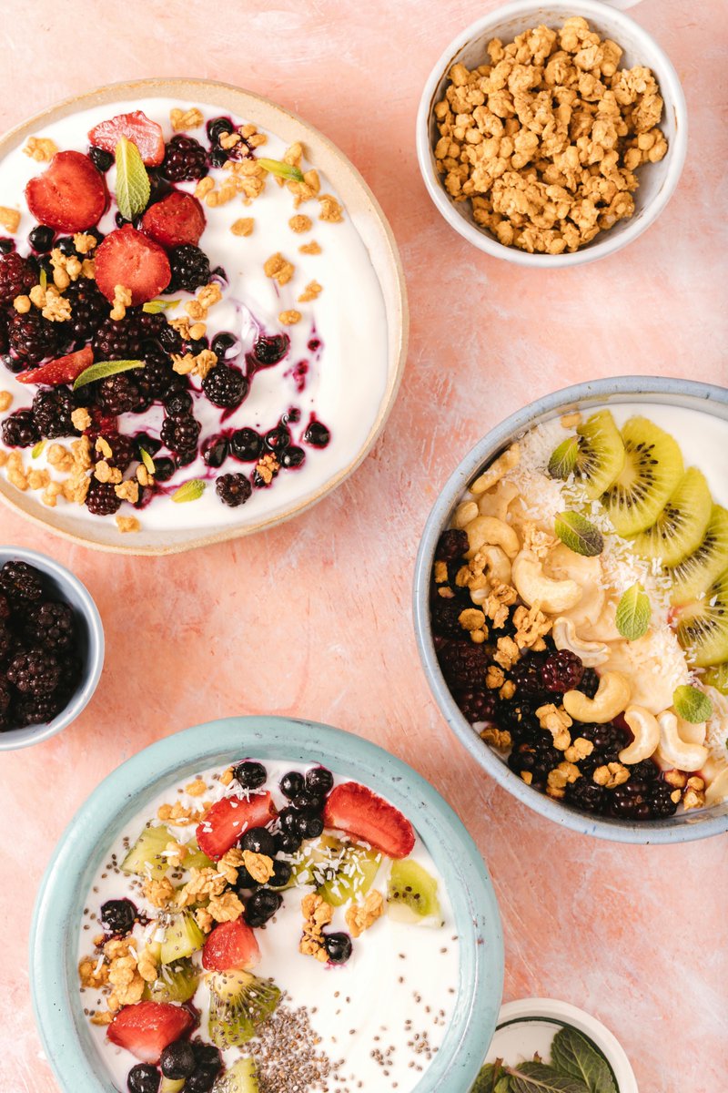 uncommonkitchen's tweet photo. 💚 Eat: Oatmeal w/ berries 🥣 &amp; Salmon on greens 🐟 for fiber + omega-3s. 💔 Skip: Fried chicken 🍗 high in fat &amp; sodium. Swap smart for a happy heart! 💓 

#EatThisNotThat #HeartHealthy #WellnessTips https://t.co/z9LC5M7Ehy